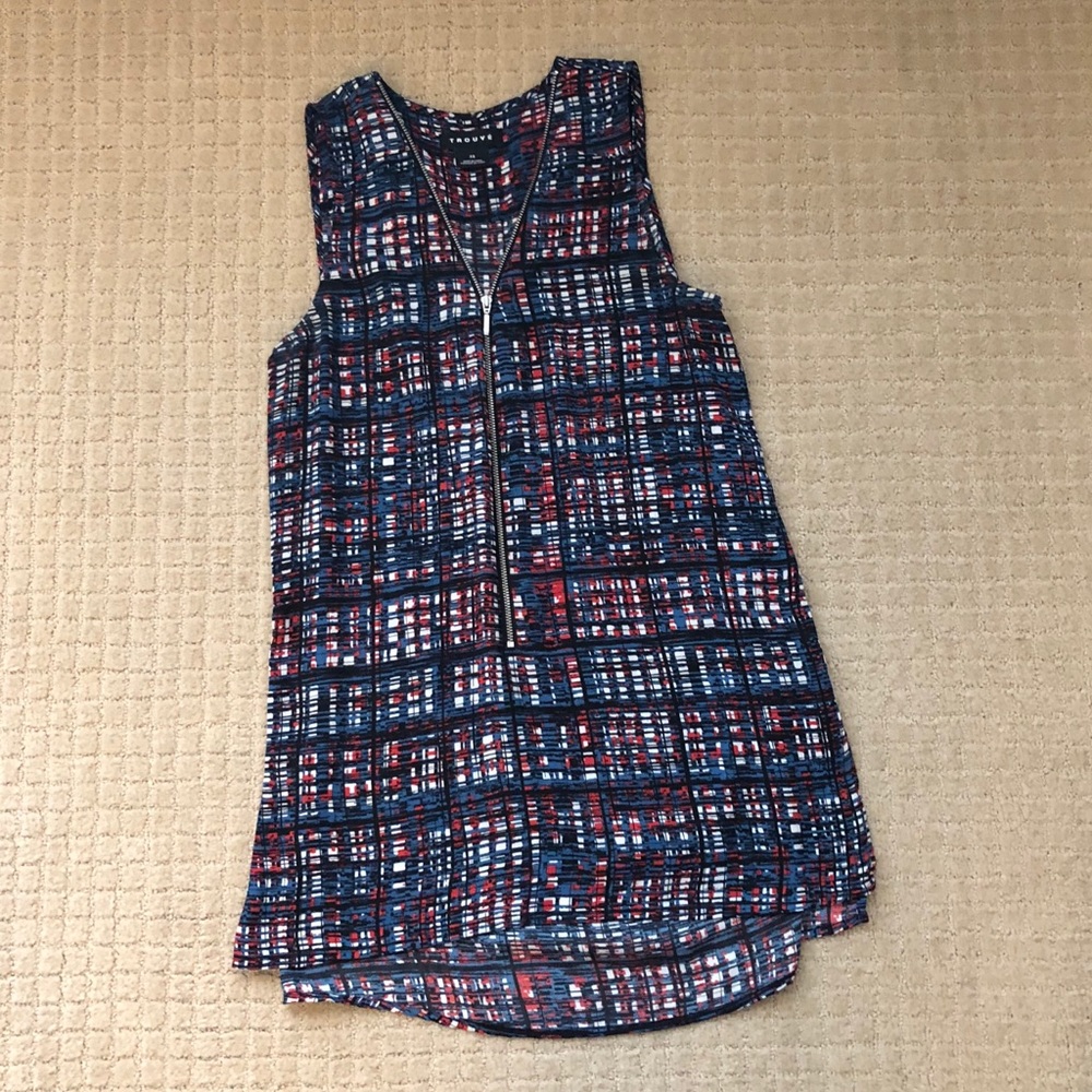 Zip down sleeveless blouse